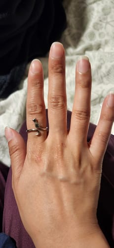 Customer's hand wearing the Midnight Cat silver ring on their index finger.