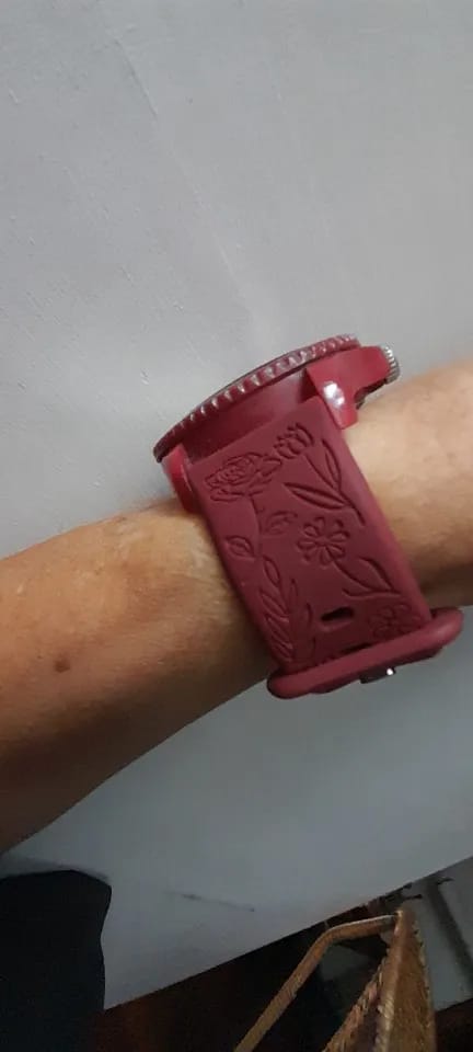 Customer photo review of Garmin 18/20/22mm Quick Release Rose Engraved Silicone Band