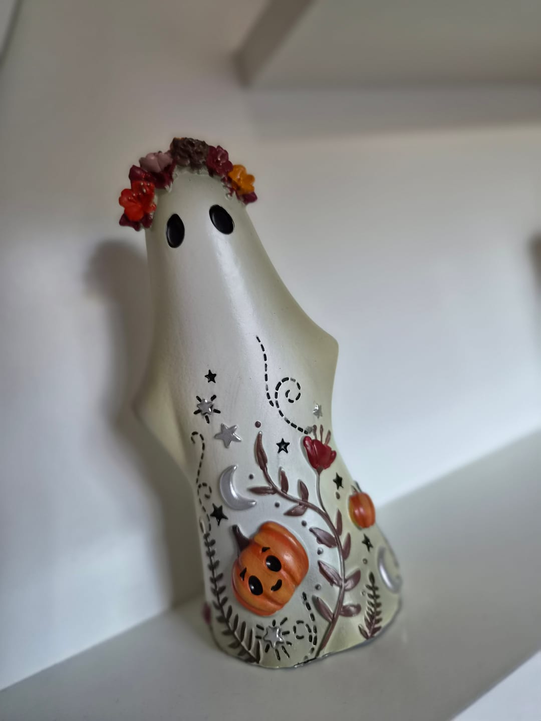 Customer photo review of Florence Geisterfigur mit Blumenkranz – Halloween Deko 14 cm