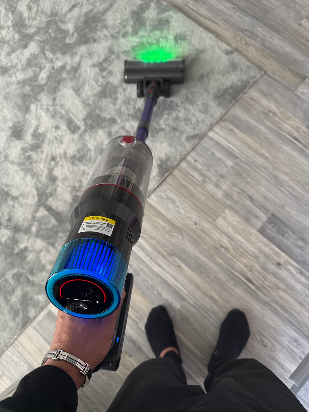 Customer photo review of Ultra-starker Akku-Staubsauger mit automatischer Stauberkennung / Bis zu 60 Minuten Laufzeit / Beutelloser Staubsauger für Teppiche, Hartböden & Tierhaare
