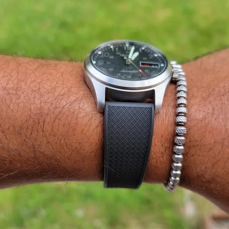 Customer photo review of Garmin 18/20/22mm Quick Release FKM Rubber Band with Folding Clasp