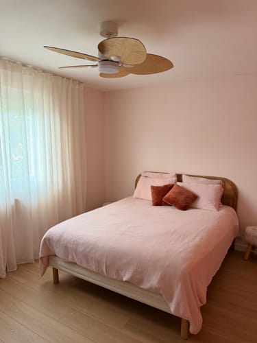 Customer's Dahlia ventilateur de plafond teinté chêne avec pales en bois installée dans une chambre aux murs roses