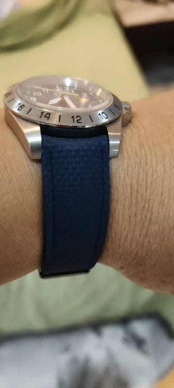 Customer photo review of Garmin 18/20/22/24mm Quick Release Curved-End FKM Rubber Band