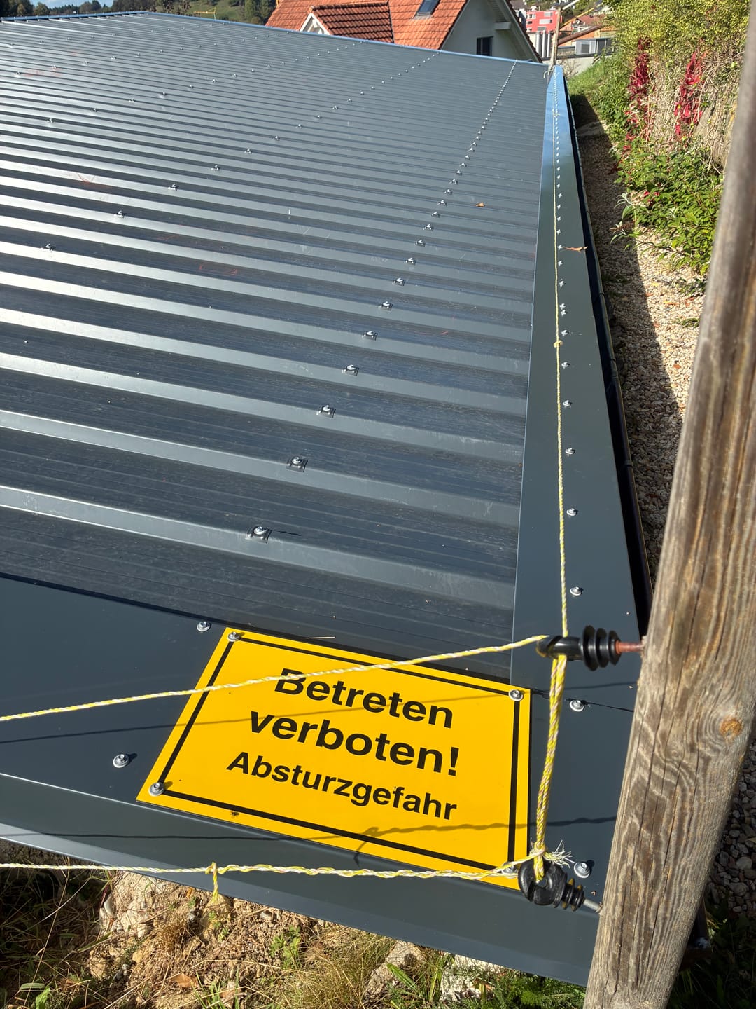 Customer photo review of Betreten Verboten! Absturzgefahr Schild aus 3 mm starkem Alu-Verbund (UV- und wetterfest)