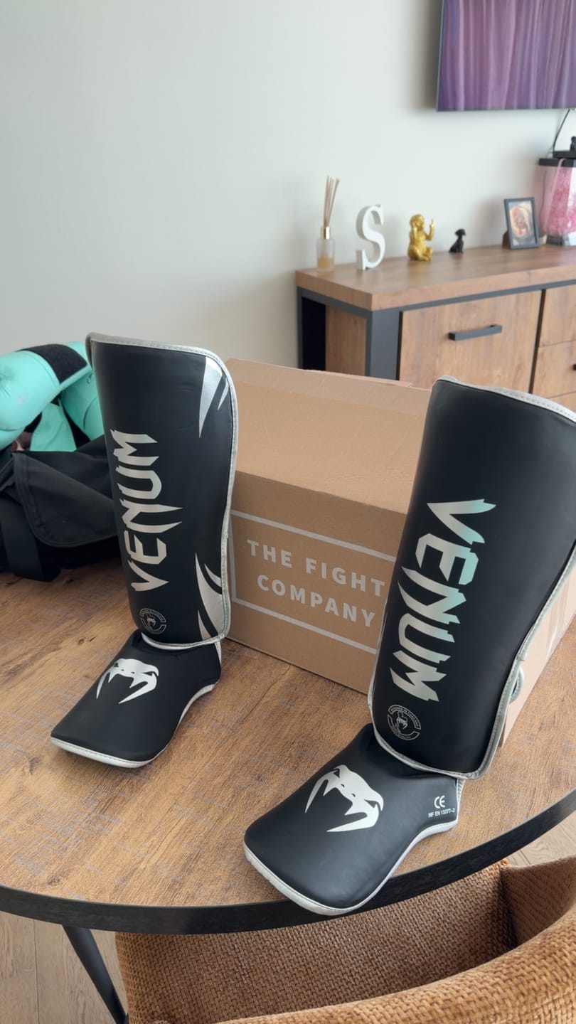 Customer photo review of Venum Scheenbeschermers Kickboks Challenger - Zwart/Zilver