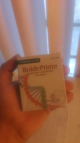 Customer's hand holding a BoldePrime Boldenona box, showing product name and details clearly.