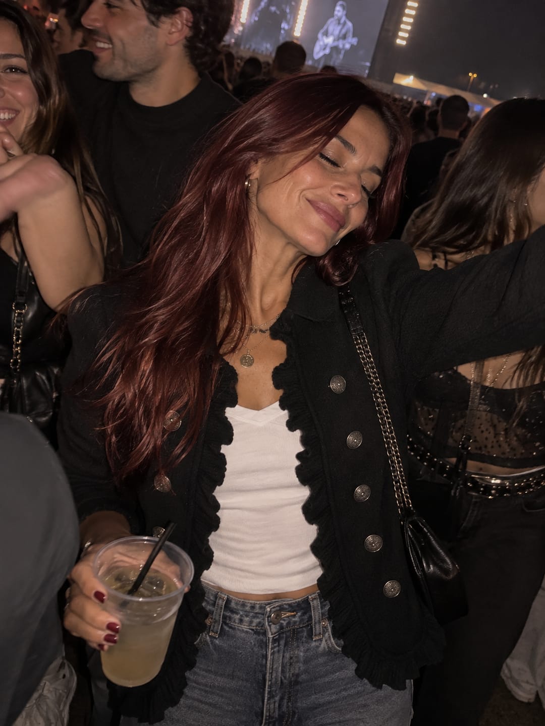Customer photo review of Chaqueta de Punto Negro con Volantes