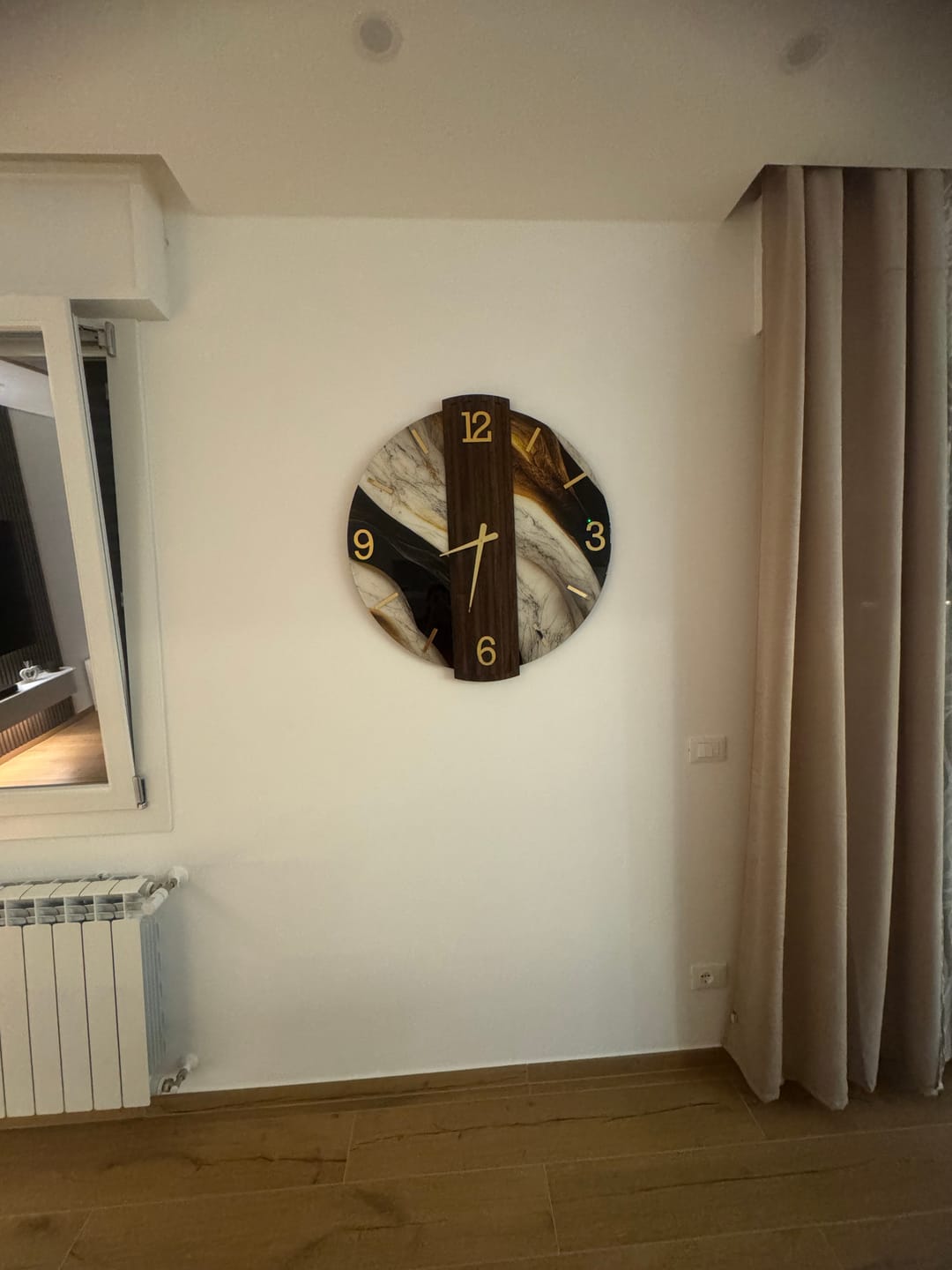 Customer photo review of Orologio da parete effetto marmo Orizzonte con doghe design moderno