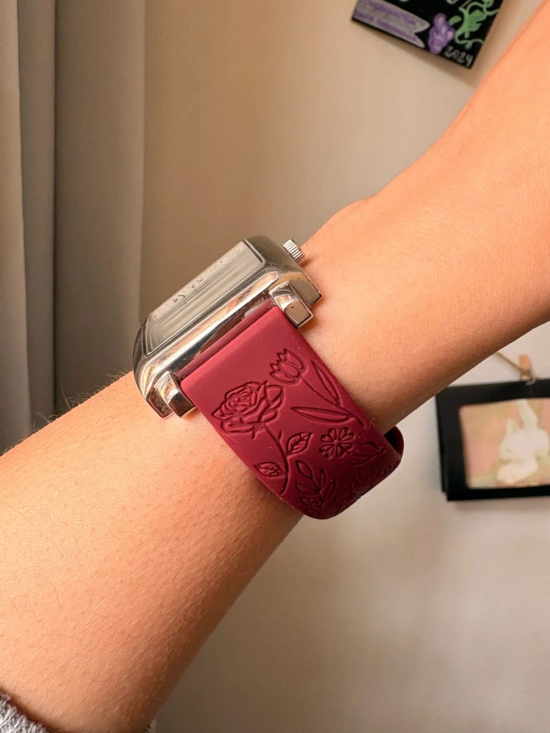 Customer photo review of Garmin 18/20/22mm Quick Release Rose Engraved Silicone Band