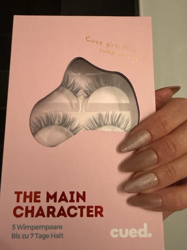 Reviewer's Hand holding the pink box of THE MAIN CHARACTER eyelash extensions.