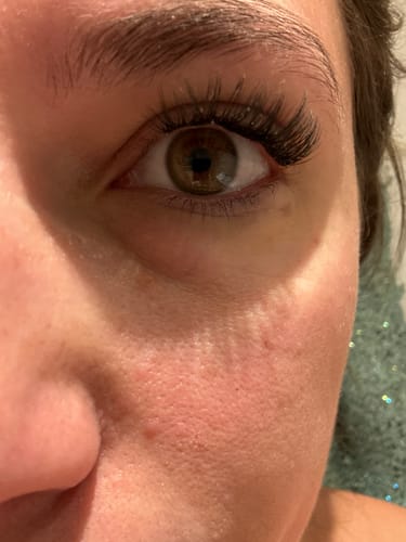 Customer's Auge mit applizierten, schwarzen Starter Set – Classic DIY Wimpern.
