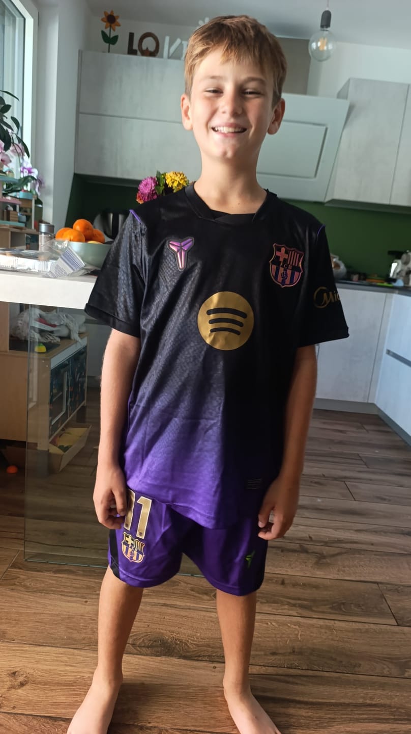 Customer photo review of Raphinha #11 Barcelona 2027 New Season Away Jersey Trikot Maillot Soccer Shirt