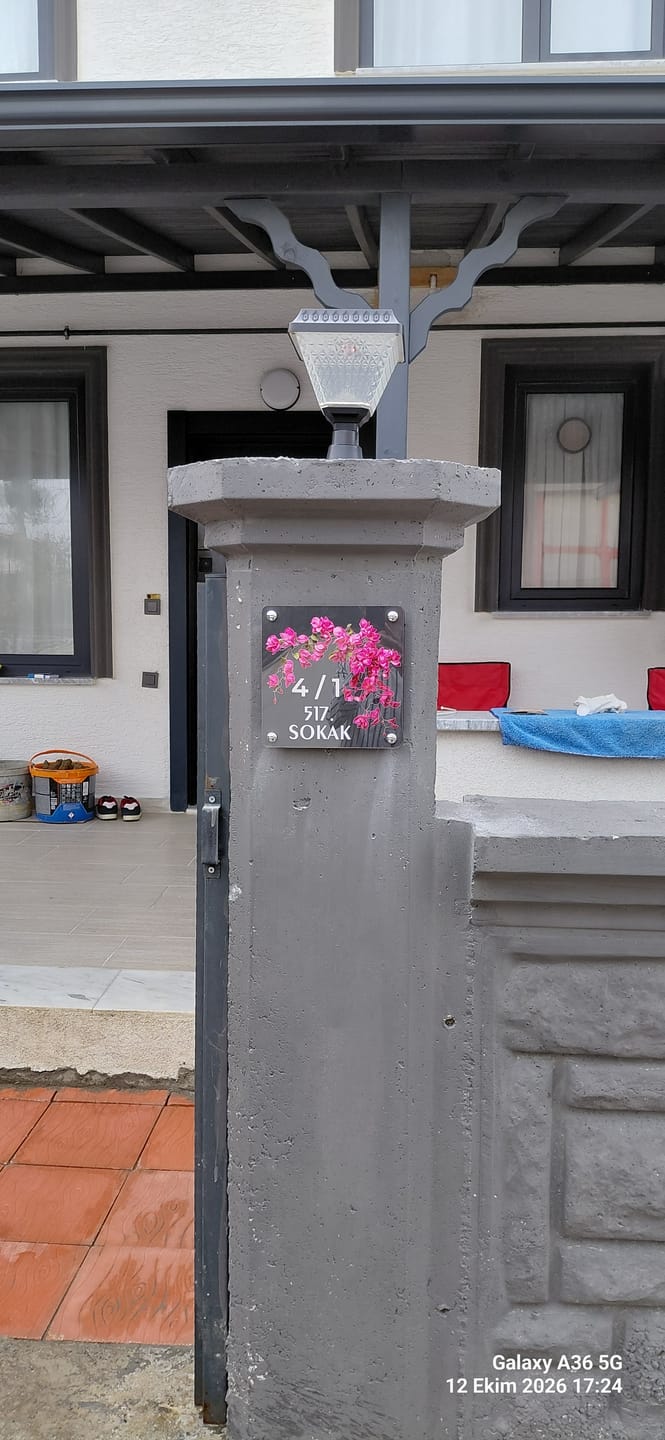 Customer photo review of Kişiye Özel Begonvil Çiçekli Kapı İsimliği
