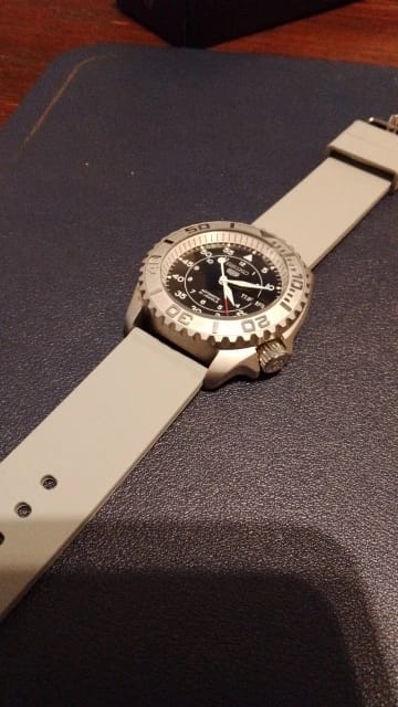 Customer photo review of Garmin 14/18/20/22/24mm Quick Release Curved-End Silicone Band