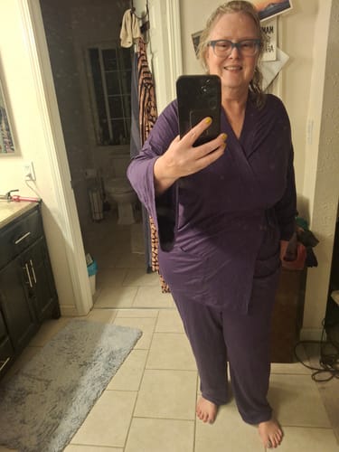 Reviewer's purple Himoriwabi Eversoft Bamboo Samue set, worn in a loose fit while taking a mirror selfie in a bathroom.