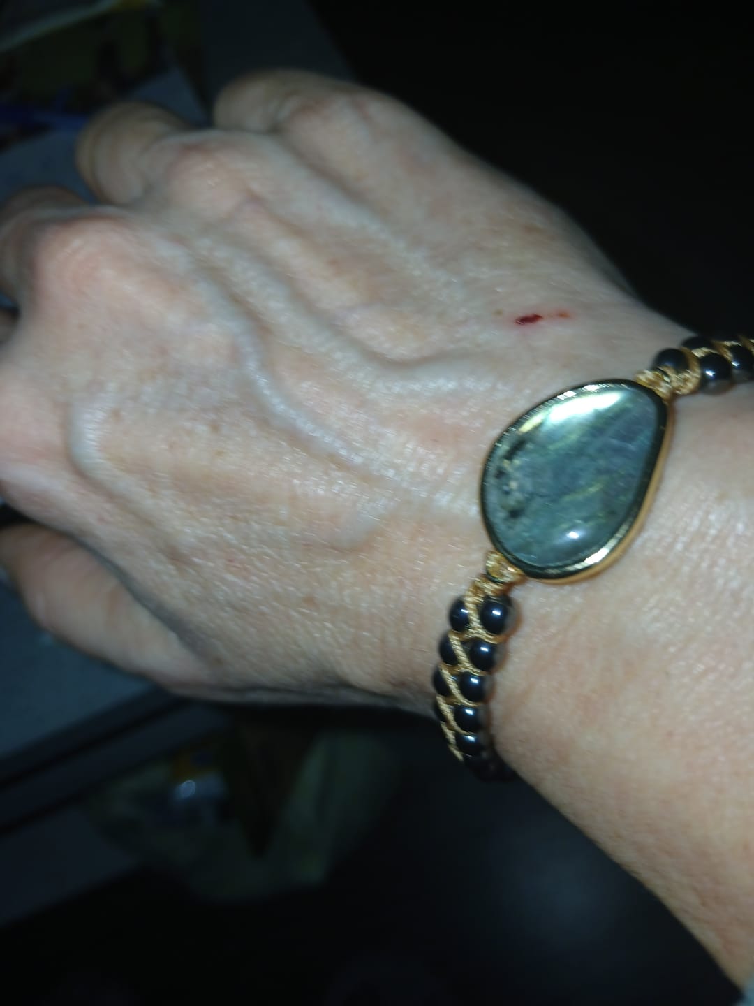 Customer photo review of Bracelet "Oeil Céleste" en Labradorite & Hématite