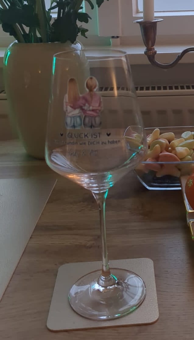 Customer photo review of Besties für immer - Personalisiertes Weinglas für Besties mit Illustration
