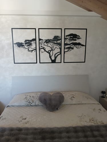 Customer's black Décoration murale en métal noir - Arbre de vie Africain displayed on a bedroom wall above a bed.