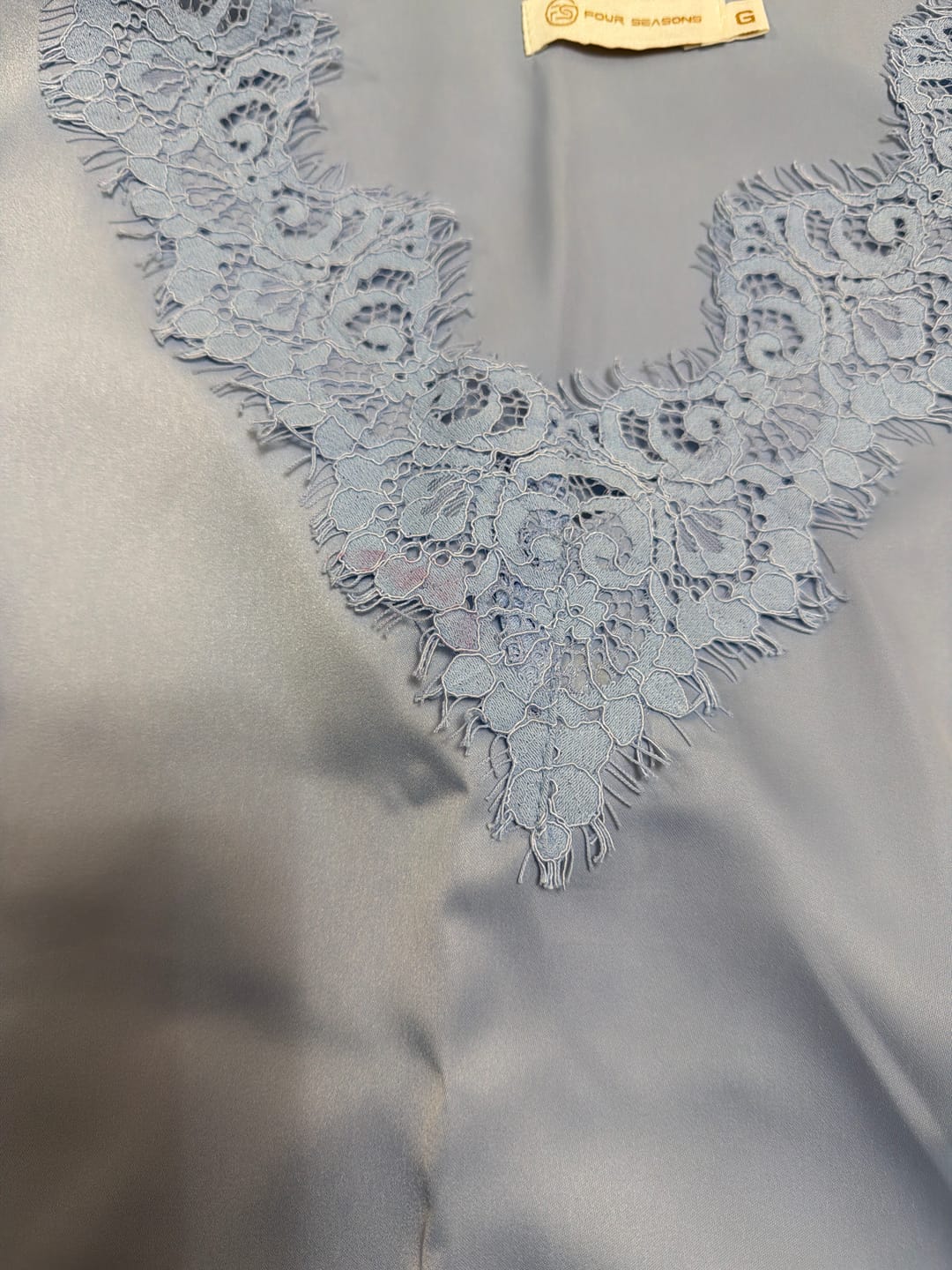 Customer photo review of Blusa em Crepe com Detalhe Renda, Azul