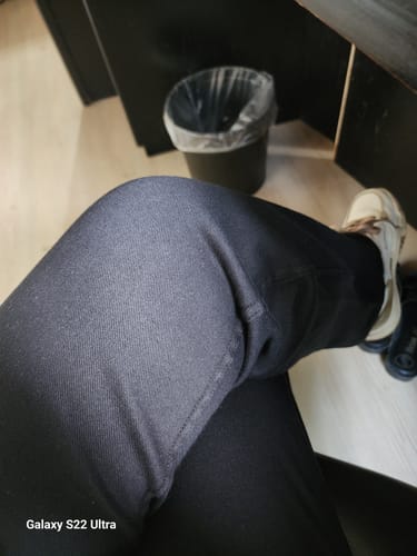 Customer's Noodlab Flex™ Comfort Yüksek Bel Jean, siyah renkte, pantolon bacak detayını gösteriyor.