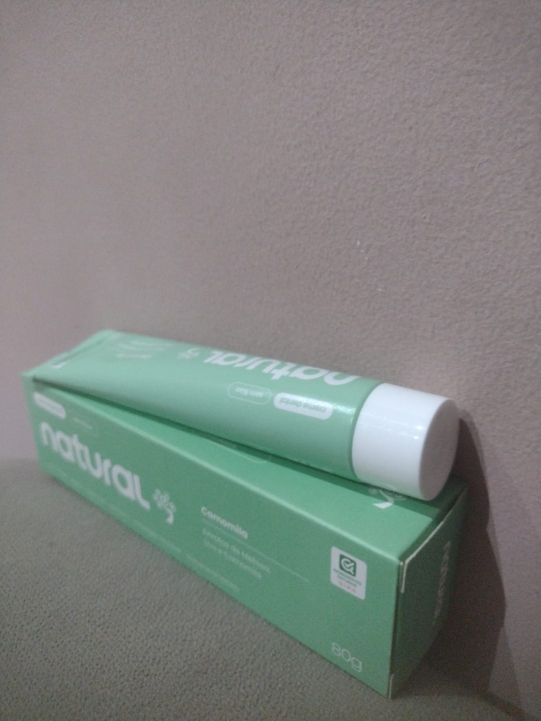 Customer photo review of Creme Dental Natural com Camomila, Melissa e Uva 80g