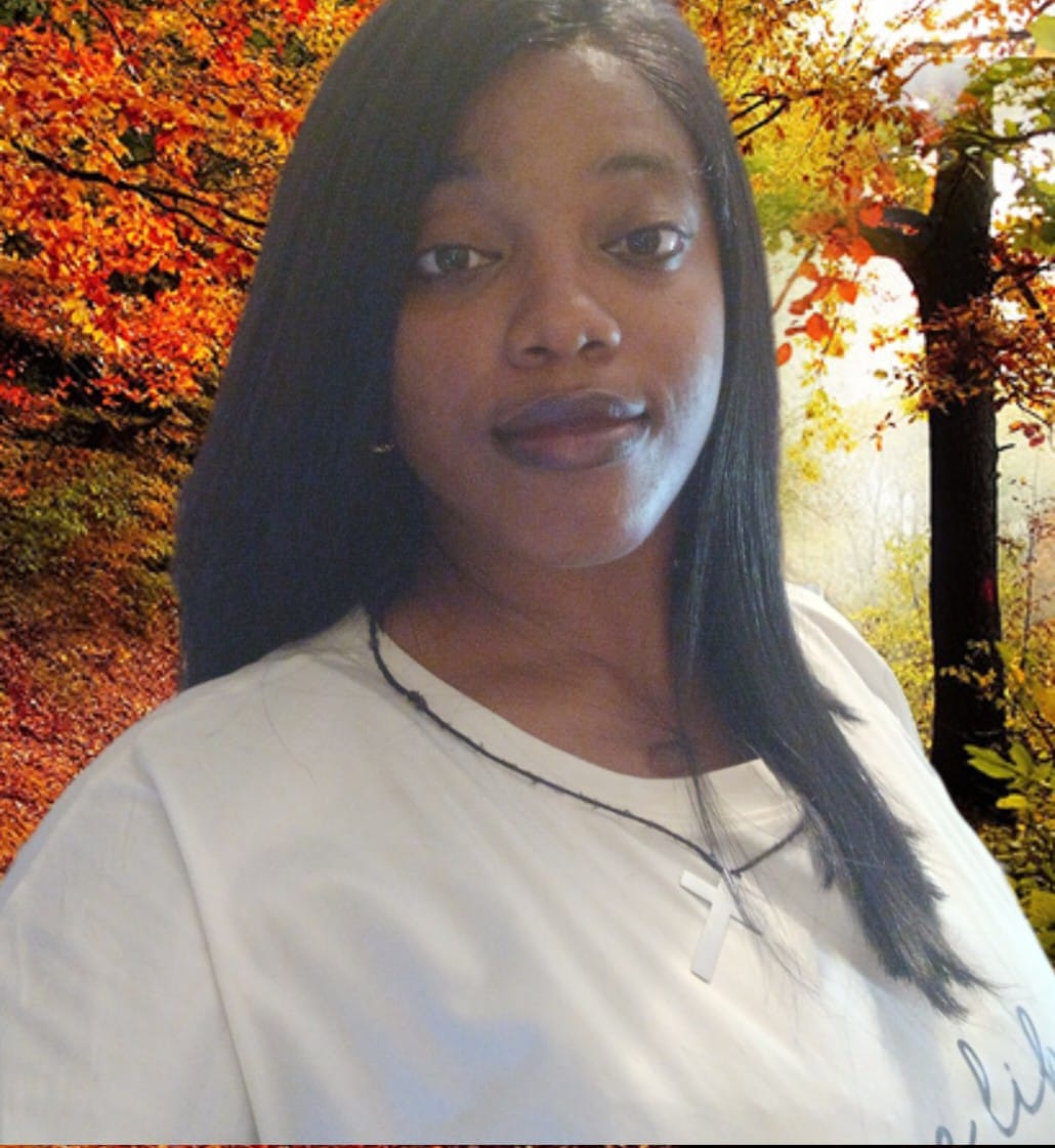 Customer photo review of Bobbi Boss Crystal Clear Glueless HD 13x7 Full Hand-Tied Lace Frontal Wig - MLF605 BRIA