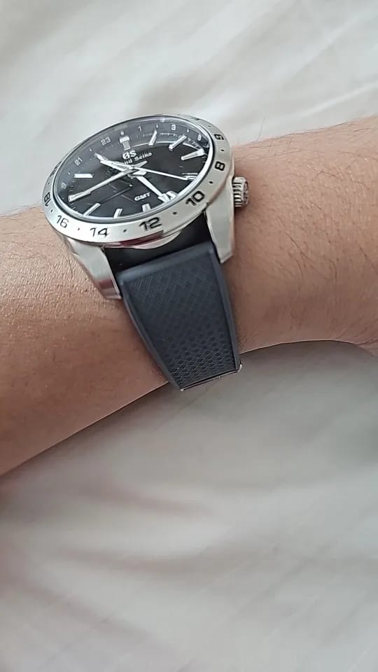 Customer photo review of Garmin 18/20/22mm Quick Release FKM Rubber Band with Folding Clasp