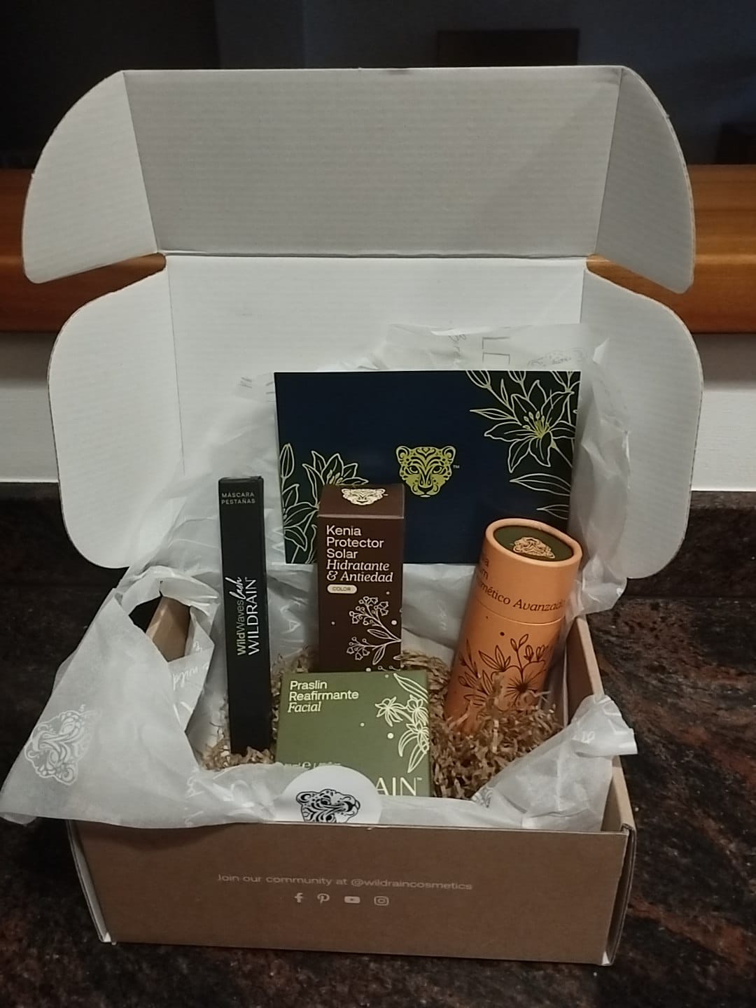 Customer photo review of Máscara de pestañas negro intenso con tratamiento Wild Waves