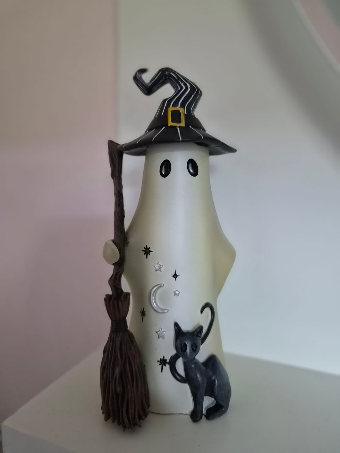 Customer photo review of Enid Geisterfigur mit Hexenhut, Besen & Katze – Halloween Deko 16 cm