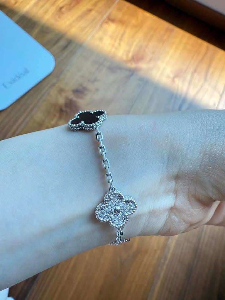 Customer photo review of Vintage Alhambra Onyx And Diamond Clover 5 Motifs Bracelet