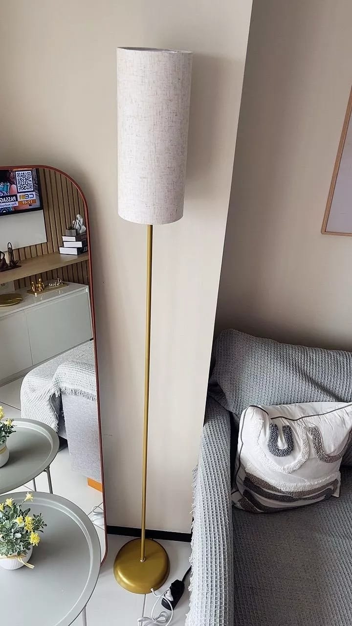 Customer photo review of Luminária de Chão Minimalista Dourada