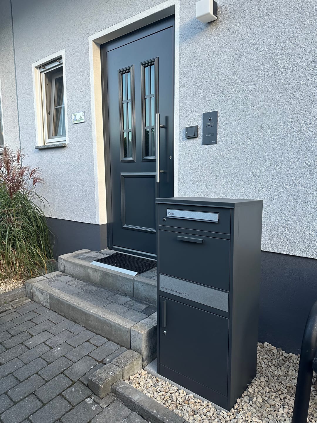 Customer photo review of Paketbox PB1 mit Briefkasten | anthrazit - RAL7016 | personalisiert mit Edelstahl-Schild