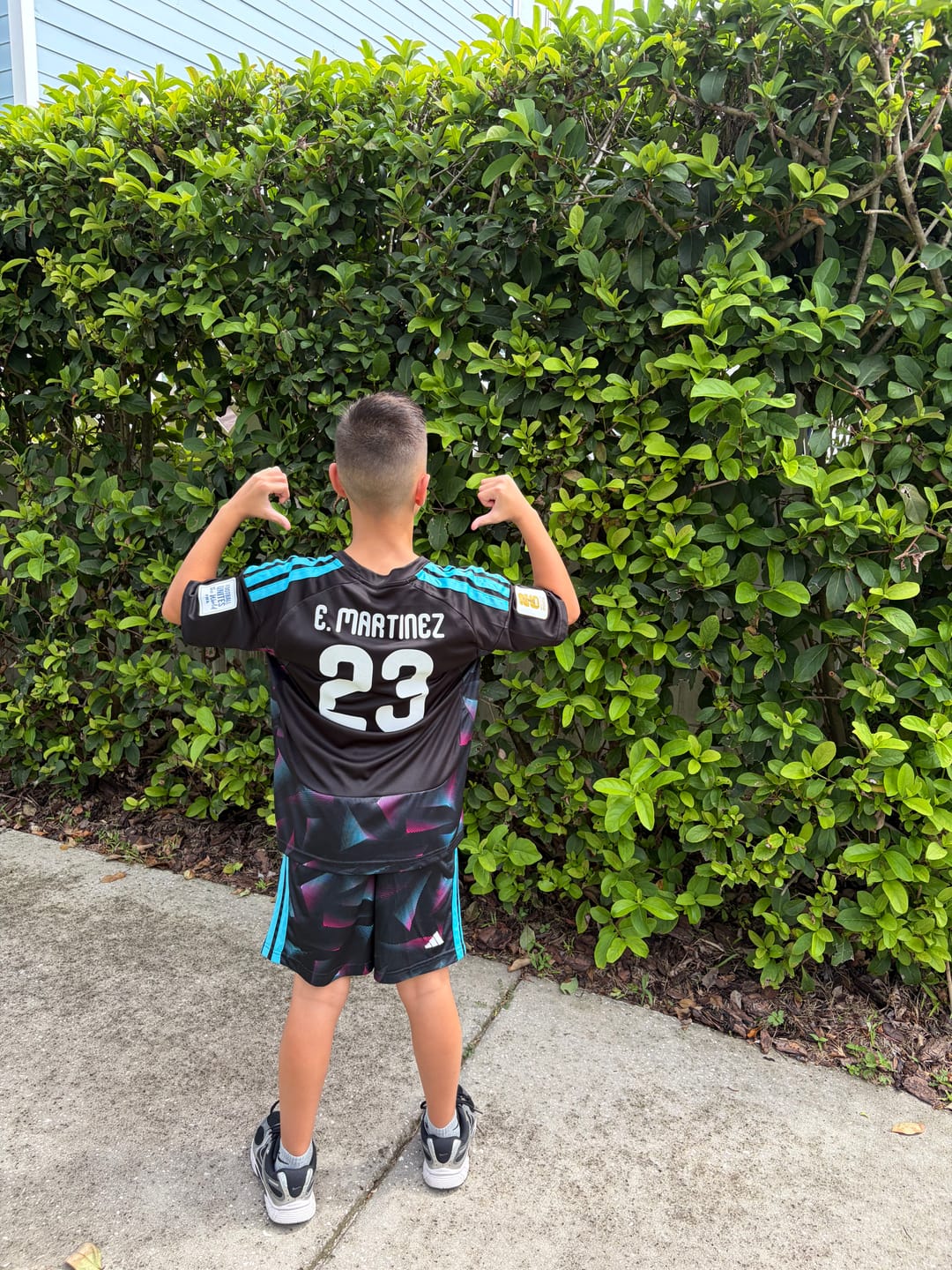 Customer photo review of Emiliano Martinez Argentina Goalkeeper 2026 World Cup Kids Football Jersey Kit