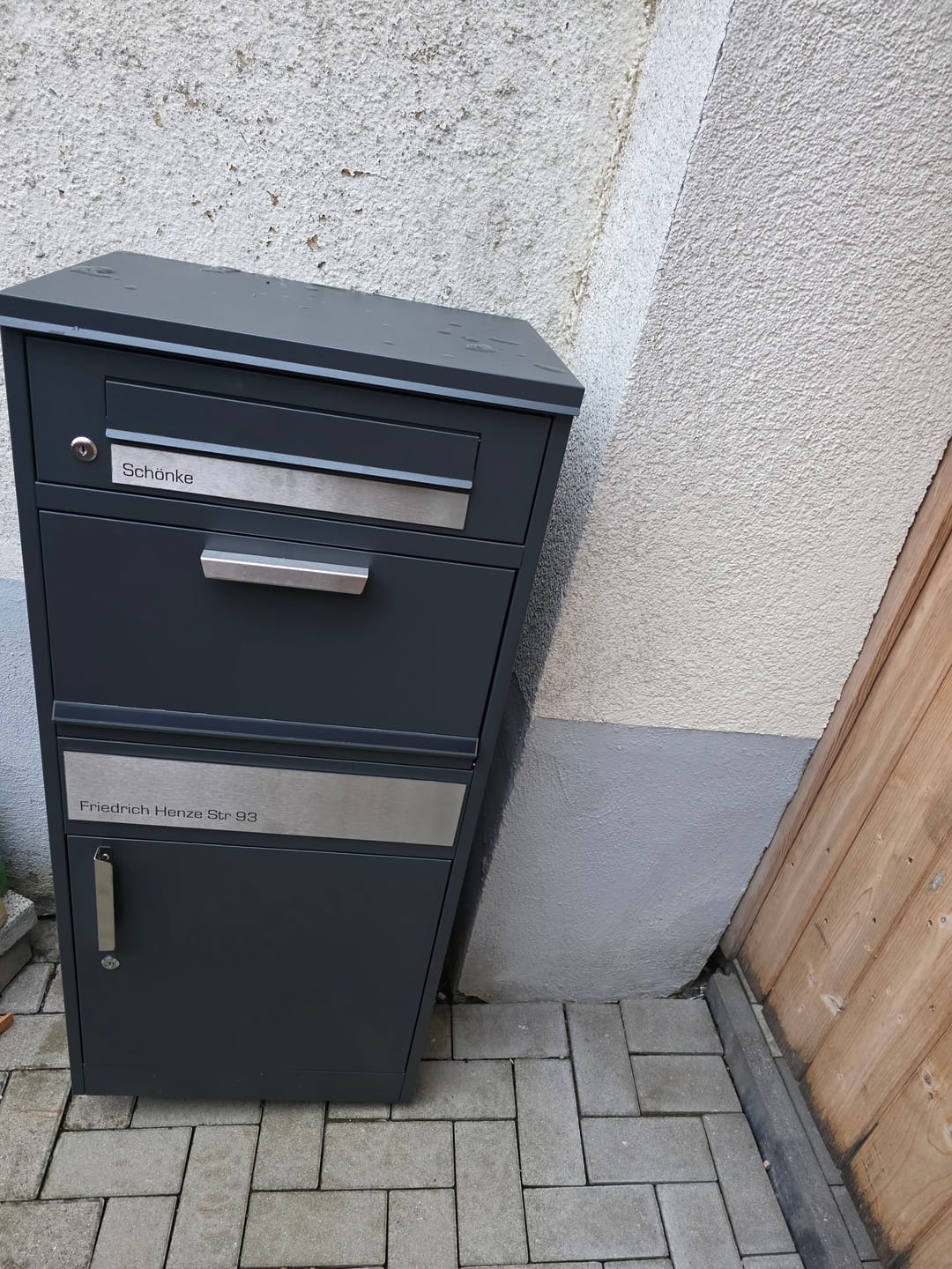 Customer photo review of Paketbox PB1 mit Briefkasten mit Solar-Beleuchtung | anthrazit - RAL7016 | personalisiert mit Edelstahl-Schild