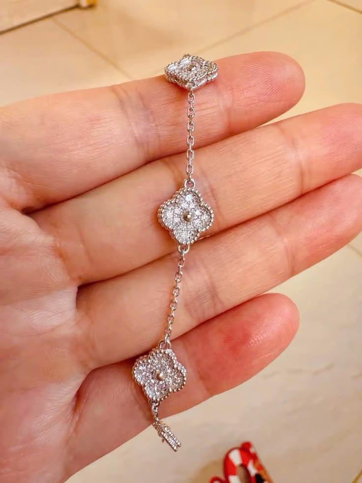 Customer photo review of Sweet Alhambra 6 Diamond Clover Motifs Bracelet