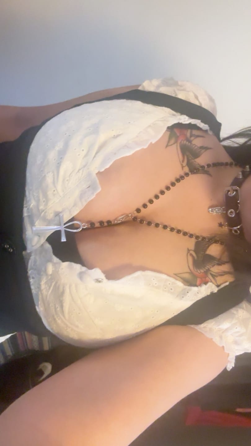 Customer photo review of VIVI Sassy Dark Choker Necklace Set