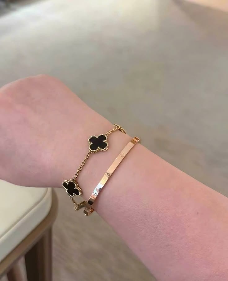 Customer photo review of Vintage Alhambra Black Onyx Clover 5 Motifs Bracelet