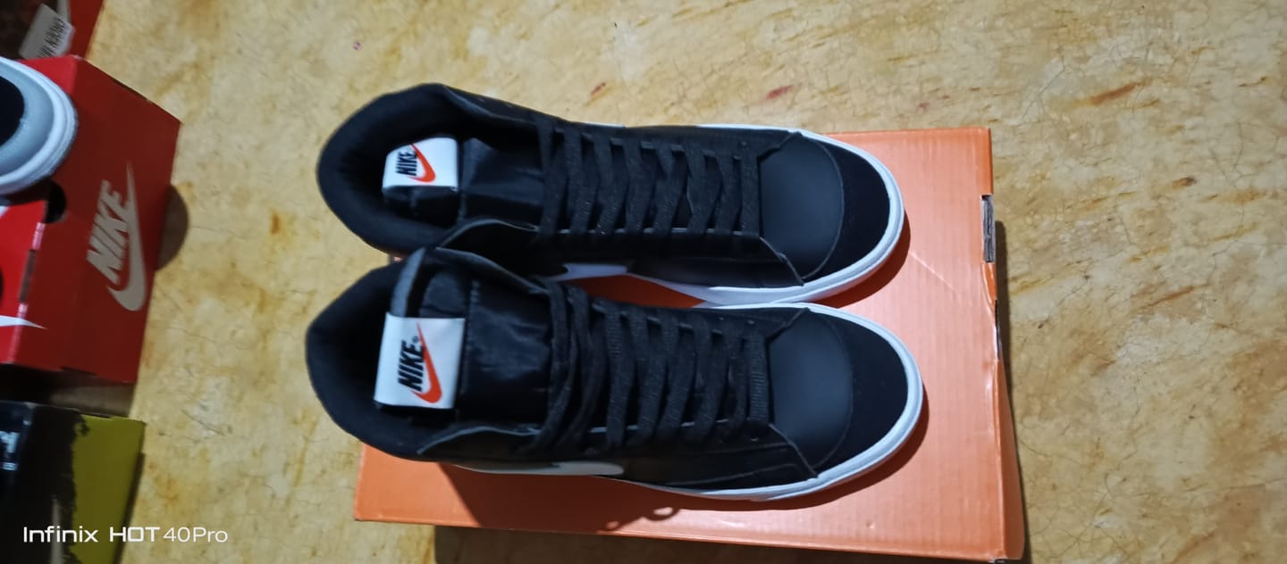 Customer photo review of Tenis Blazer Bota Negro Blanco