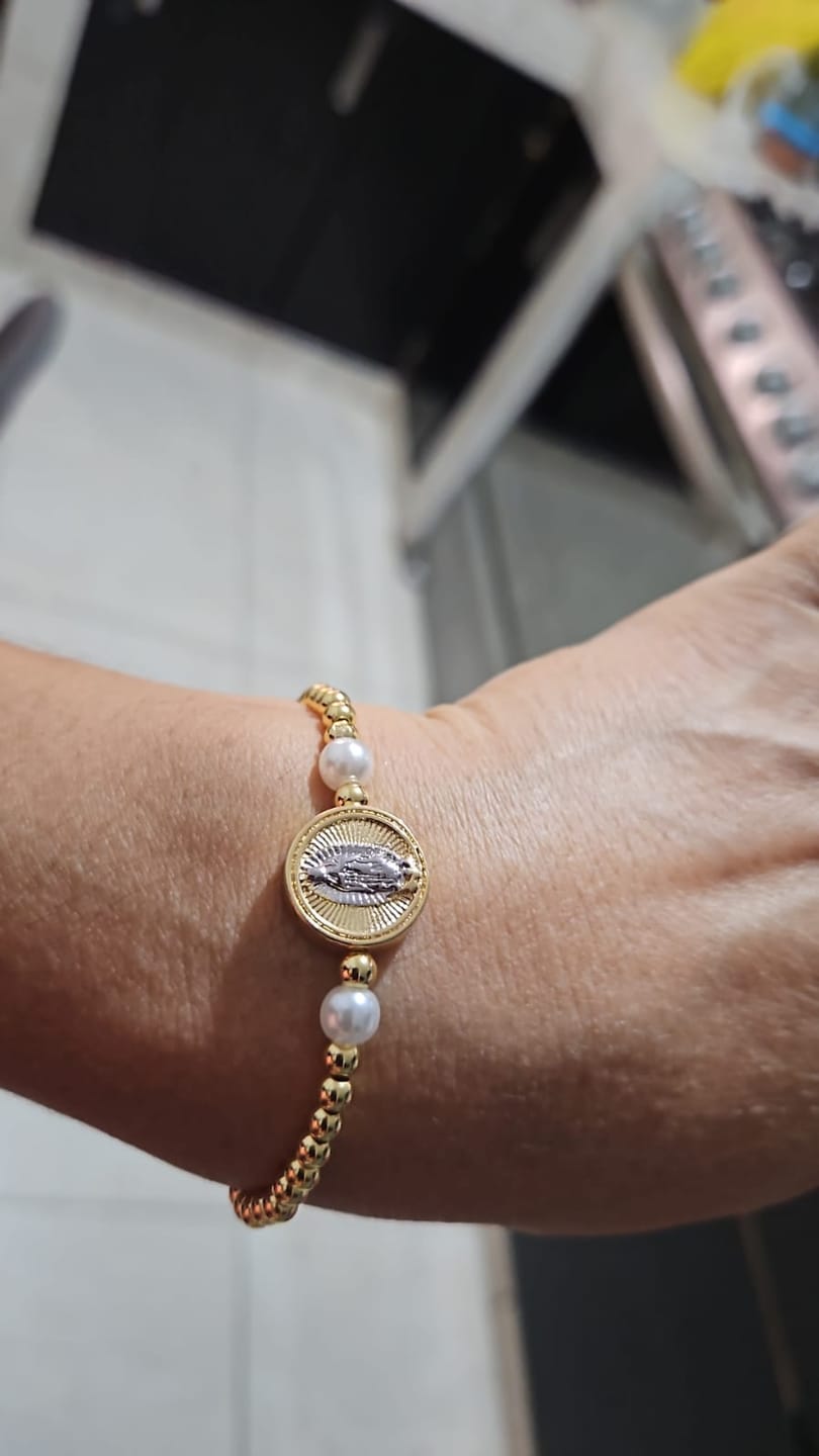 Customer photo review of Pulsera Bolitas Virgen Plateada Con Perlita