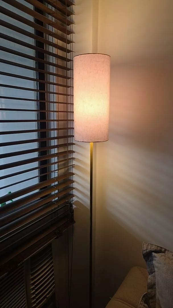 Customer photo review of Luminária de Chão Minimalista Dourada