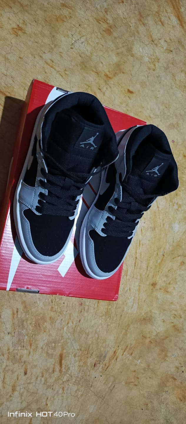 Customer photo review of Tenis Retro 1 Gris Negro