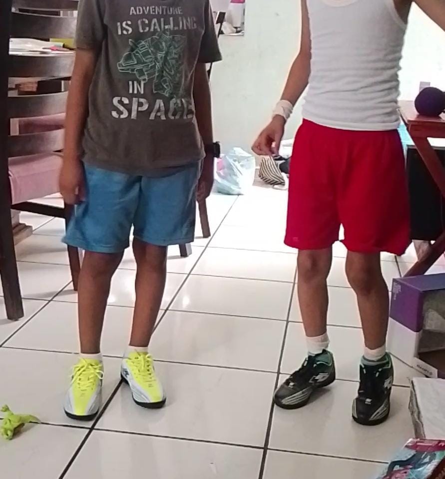Customer photo review of Tenis Fútbol SOLISTA-HG JR