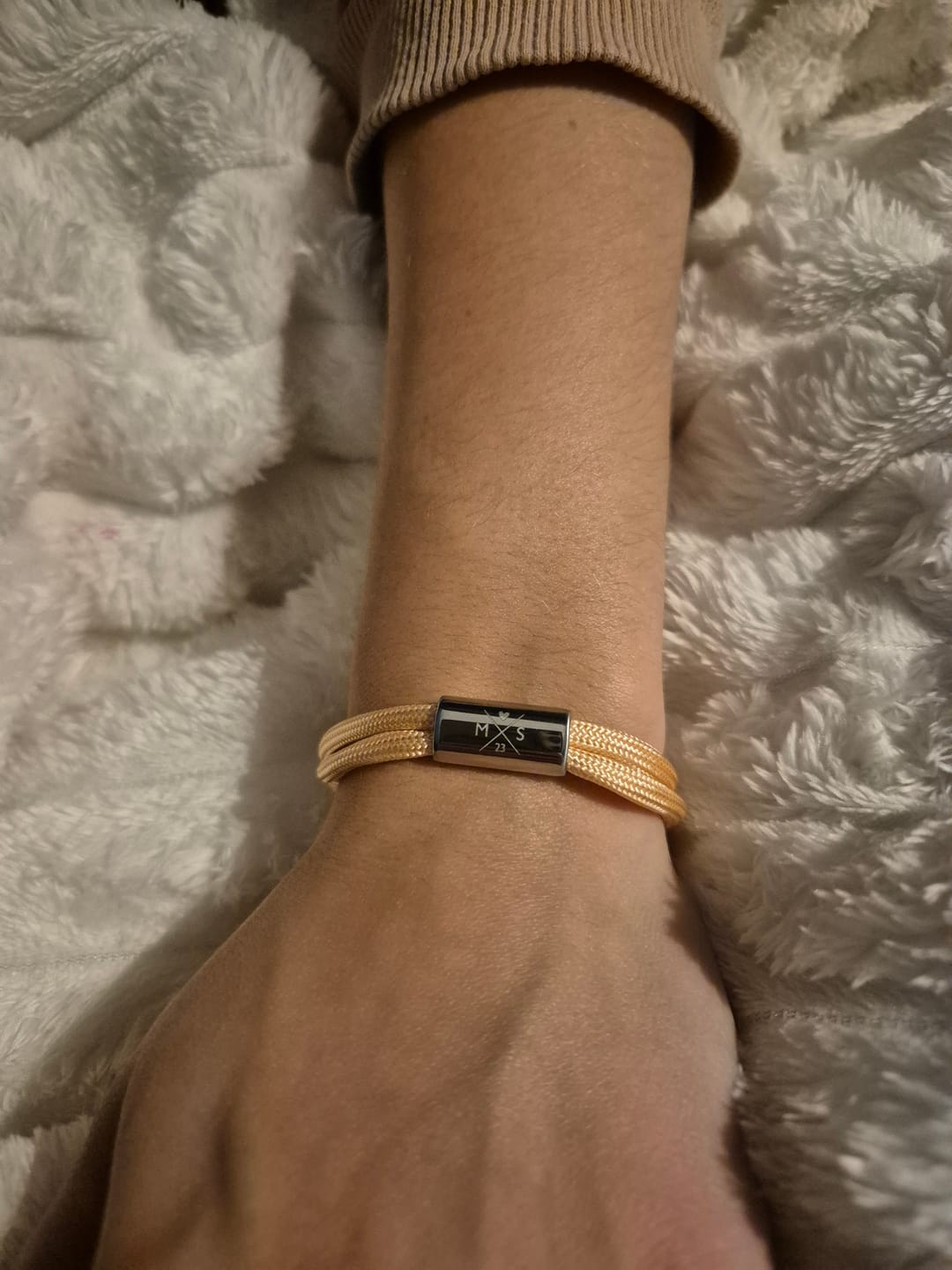 Customer photo review of Freunde - Personalisiertes Armband mit Gravur mit Initialen und Symbol für Freunde und Partner