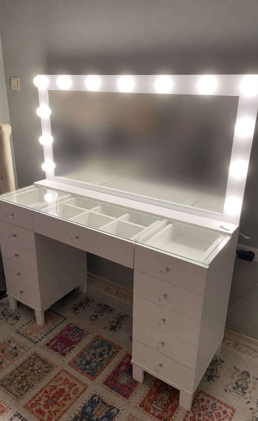 Customer photo review of Rani BJ137 Hollywood Işıklı Aynalı Kulis Makyaj Masası Cam Tablalı 11 Çekmeceli Takı Düzenleyici Beyaz