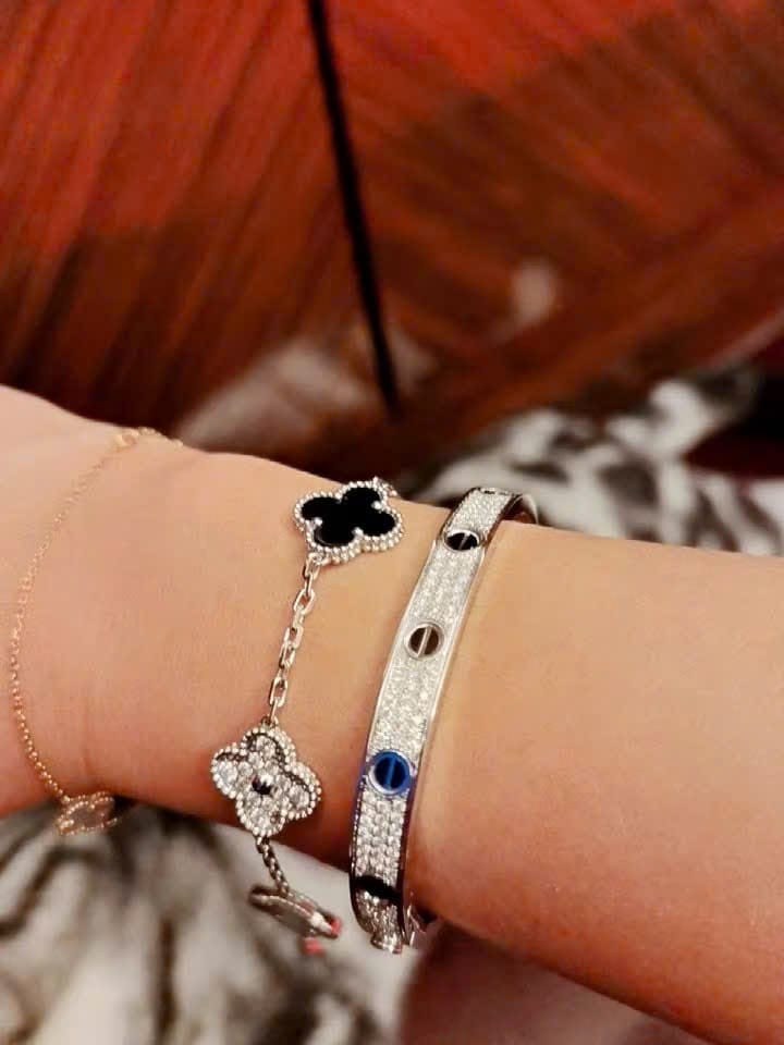 Customer photo review of Vintage Alhambra Onyx And Diamond Clover 5 Motifs Bracelet