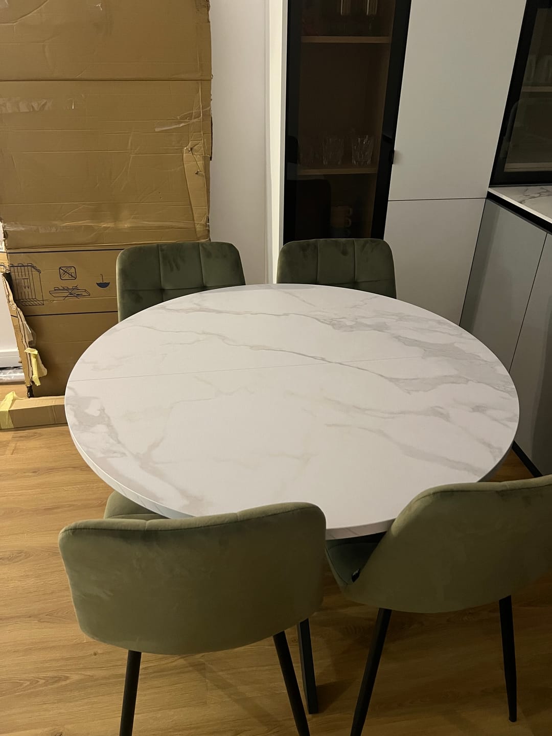 Customer photo review of Masa extensibila pentru sufragerie GASTON, alb/negru, 100/135x100x75 cm