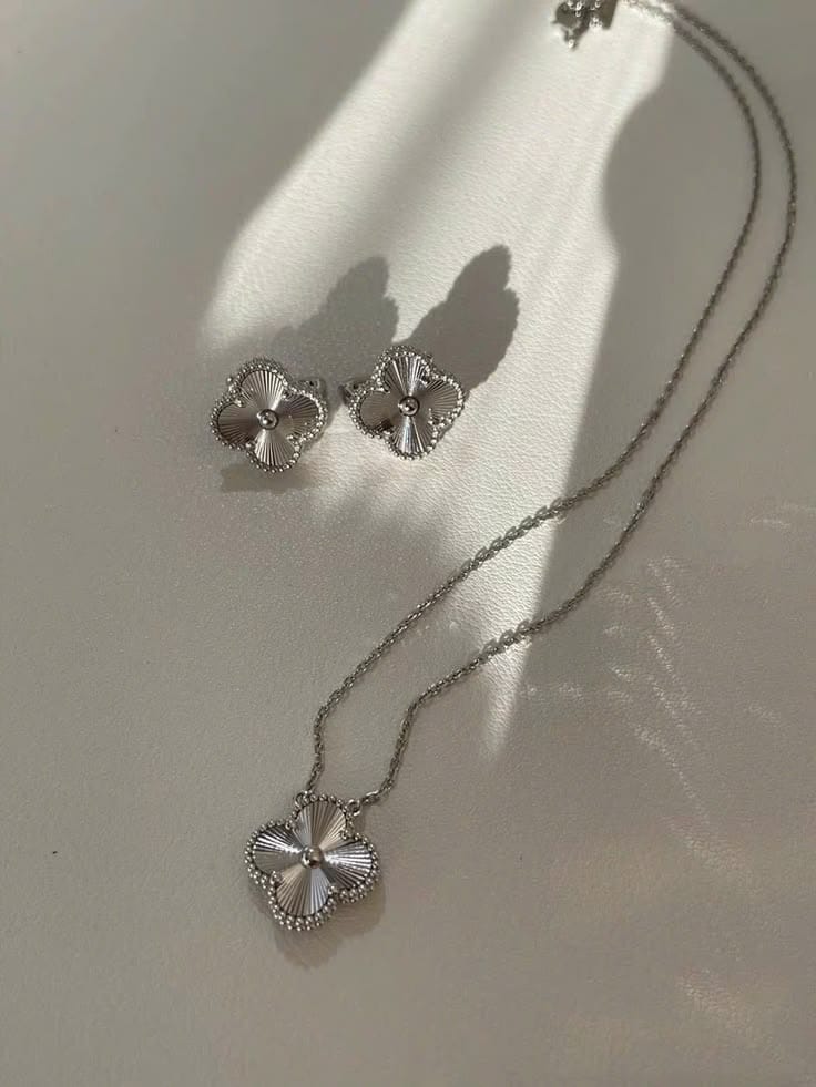Customer photo review of Vintage Alhambra Guilloché Clover Necklace