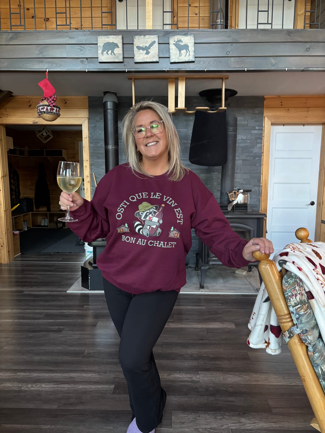Customer photo review of Crewneck Osti que le vin est bon au chalet