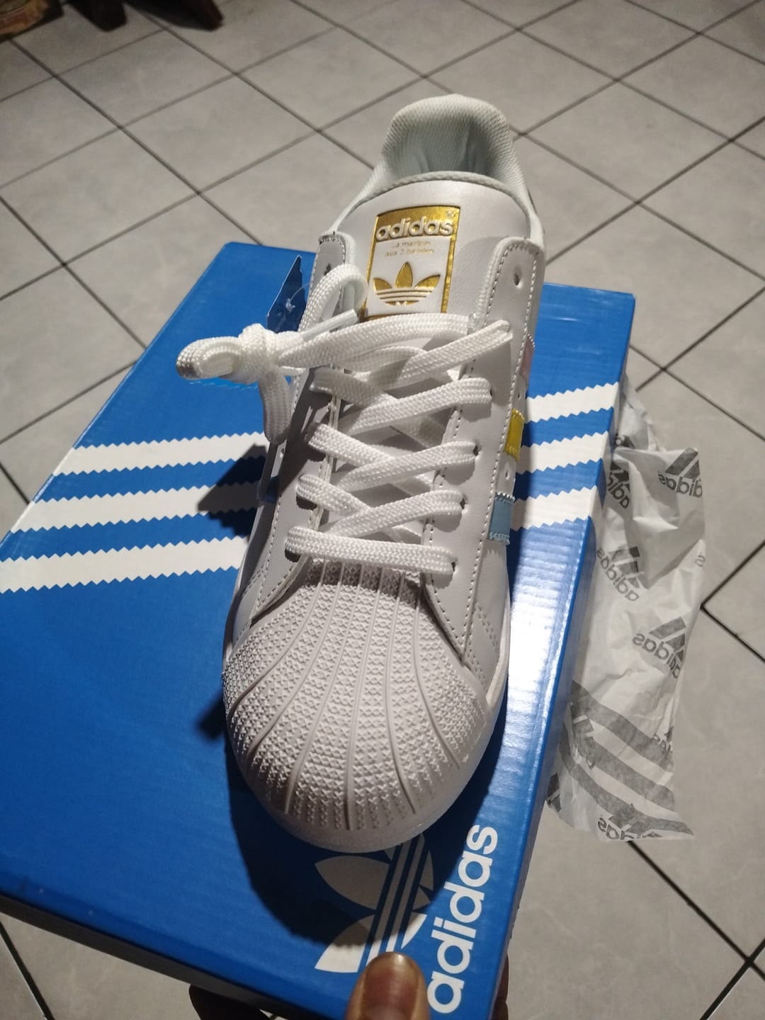 Customer photo review of Tenis Concha Blanco Glass