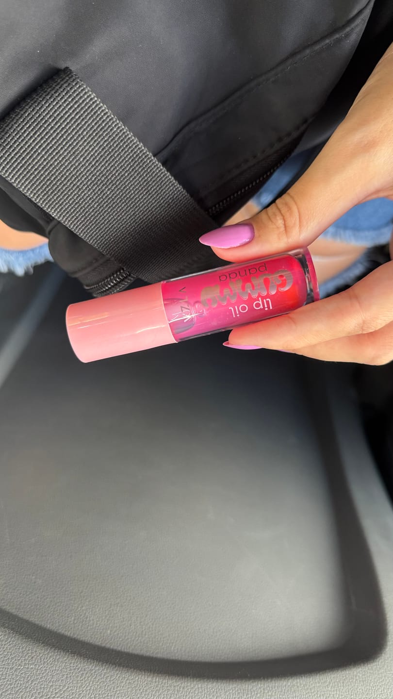 Customer photo review of Lip Oil Gummy Panda – VIZZELA